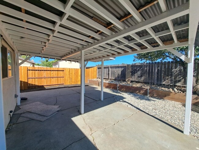 Building Photo - Updated, Spacious Home with Charm!