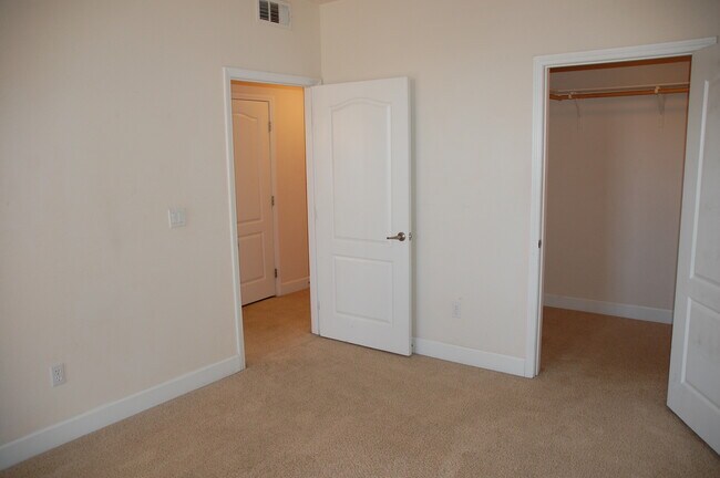 Building Photo - Great Condo in Roseville
