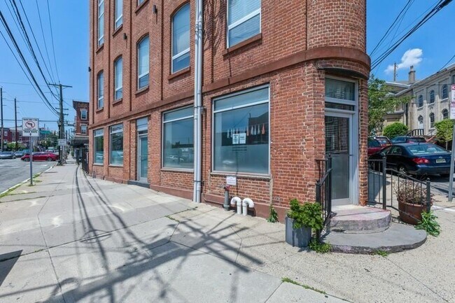 Building Photo - 704 Grand St