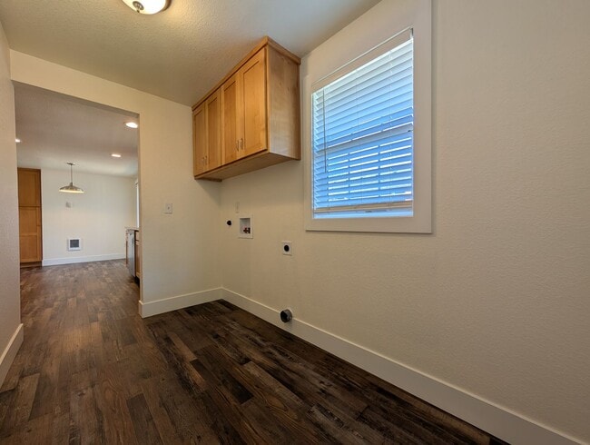 Building Photo - Beautiful 3 Bedroom, 2 Bath Home In The Ri...