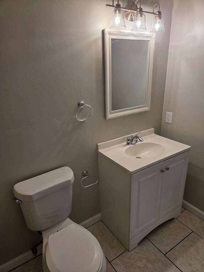 Building Photo - 4 bed 2.5 bath with a 2 car garage and fenced backyard