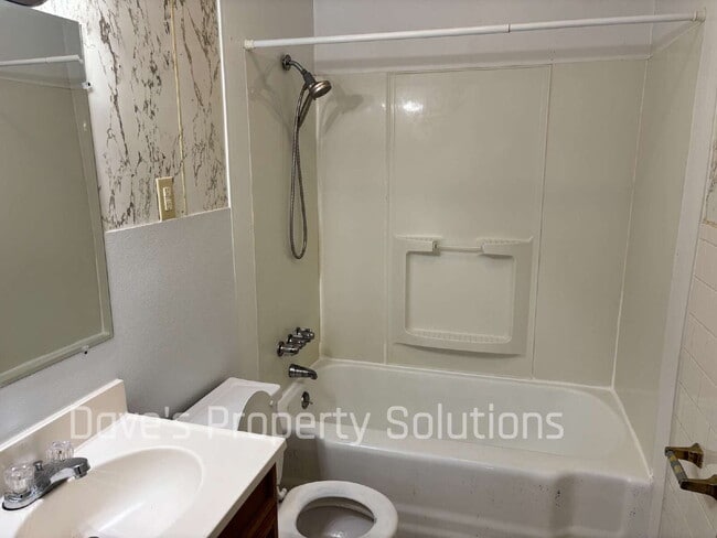 Building Photo - Recently Refreshed 3BR Home with Large Fenced Backyard