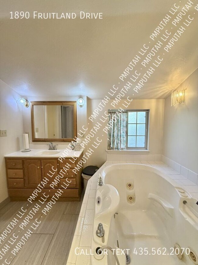 Building Photo - 1890 Fruitland Dr