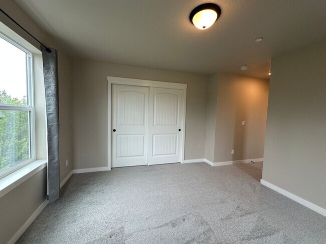 Building Photo - Beautiful Three Bedroom Townhome in Sustai...