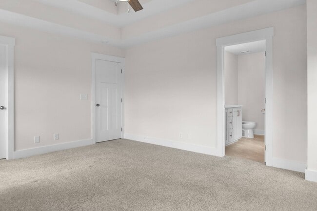 Building Photo - Pet Friendly Three Bedroom with Bonus!