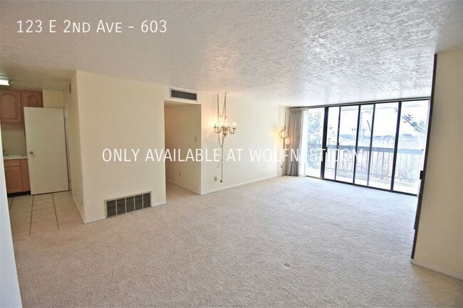 Building Photo - Stunning Downtown SLC Condo - Spacious & P...