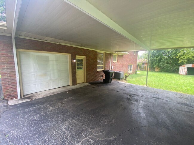 Building Photo - Charming 4 BR, 2 BA, Close to MTSU, 1 Car Garage, Large Carport