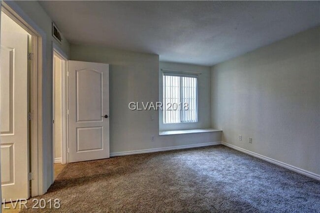 Building Photo - Great Location- 3 bedroom Condo