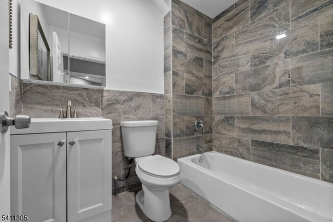 Building Photo - 467 Summer Ave