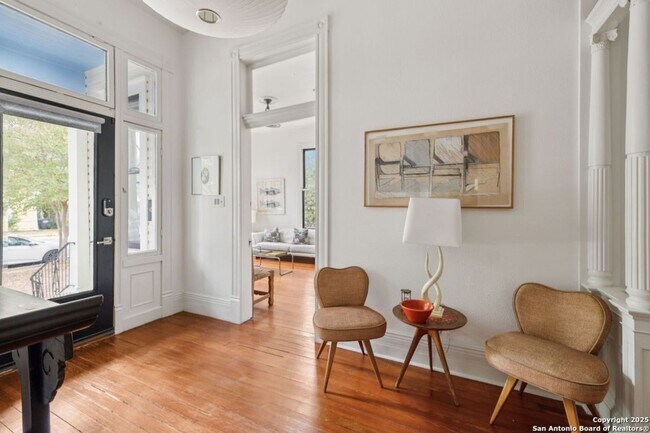 Building Photo - HISTORIC CHARM IN KING WILLIAM