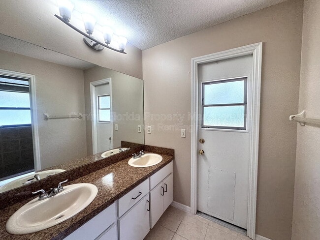 Building Photo - 5130 Sun Palm Dr