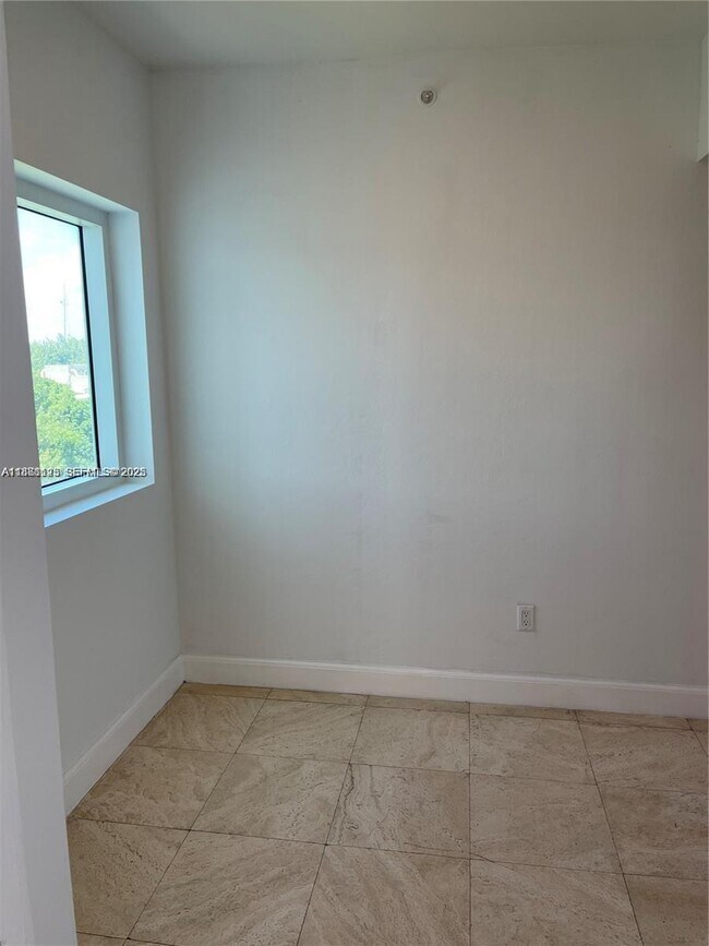 Building Photo - 15051 Royal Oaks Ln