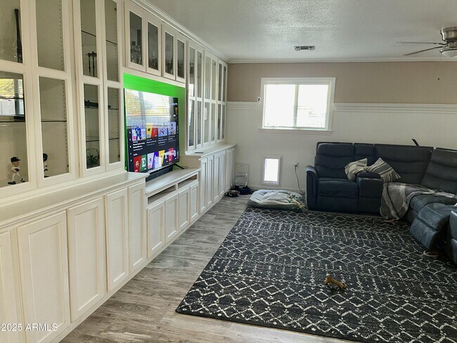 Building Photo - 1100 N Brown Ave