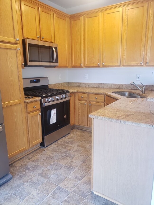 Building Photo - Gorgeous 3 Bedroom 3.5 Bathroom Brick Town...