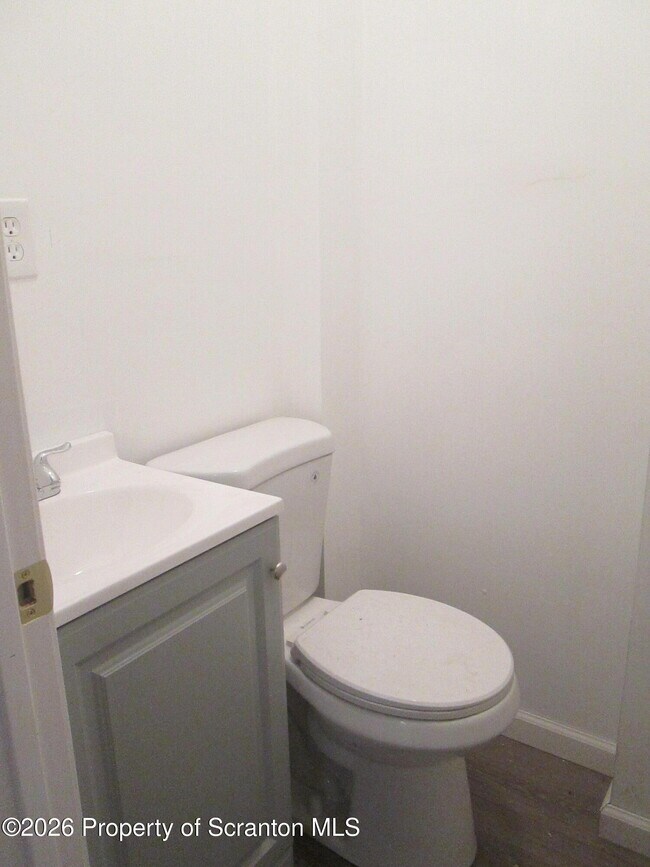 Building Photo - 811 Cedar Ave