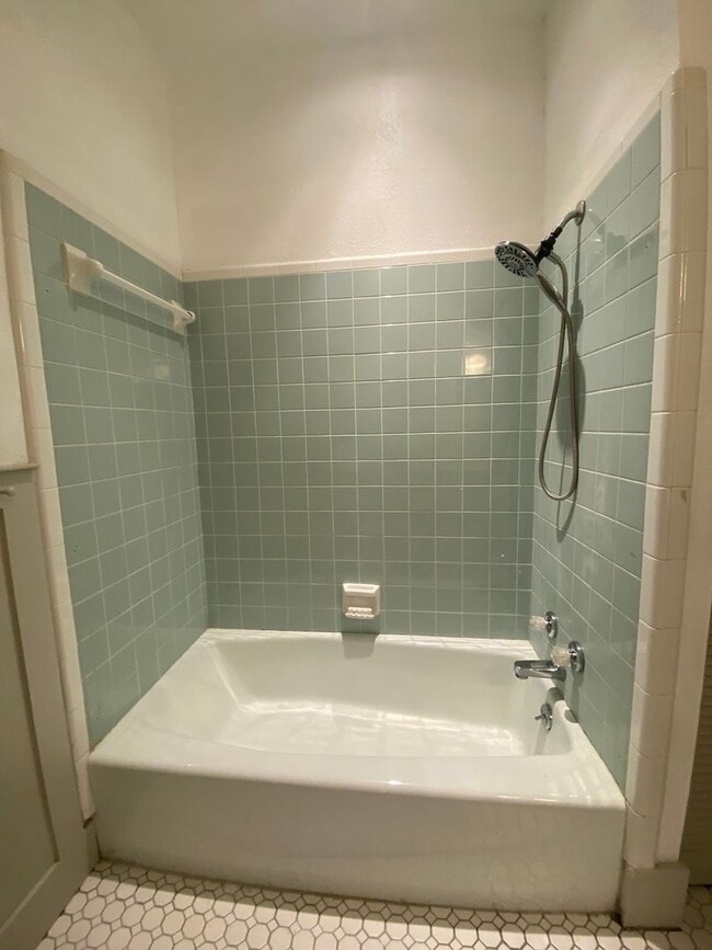 Building Photo - 2 BEDROOM WITHIN WALKING DISTANCE TO UMHB