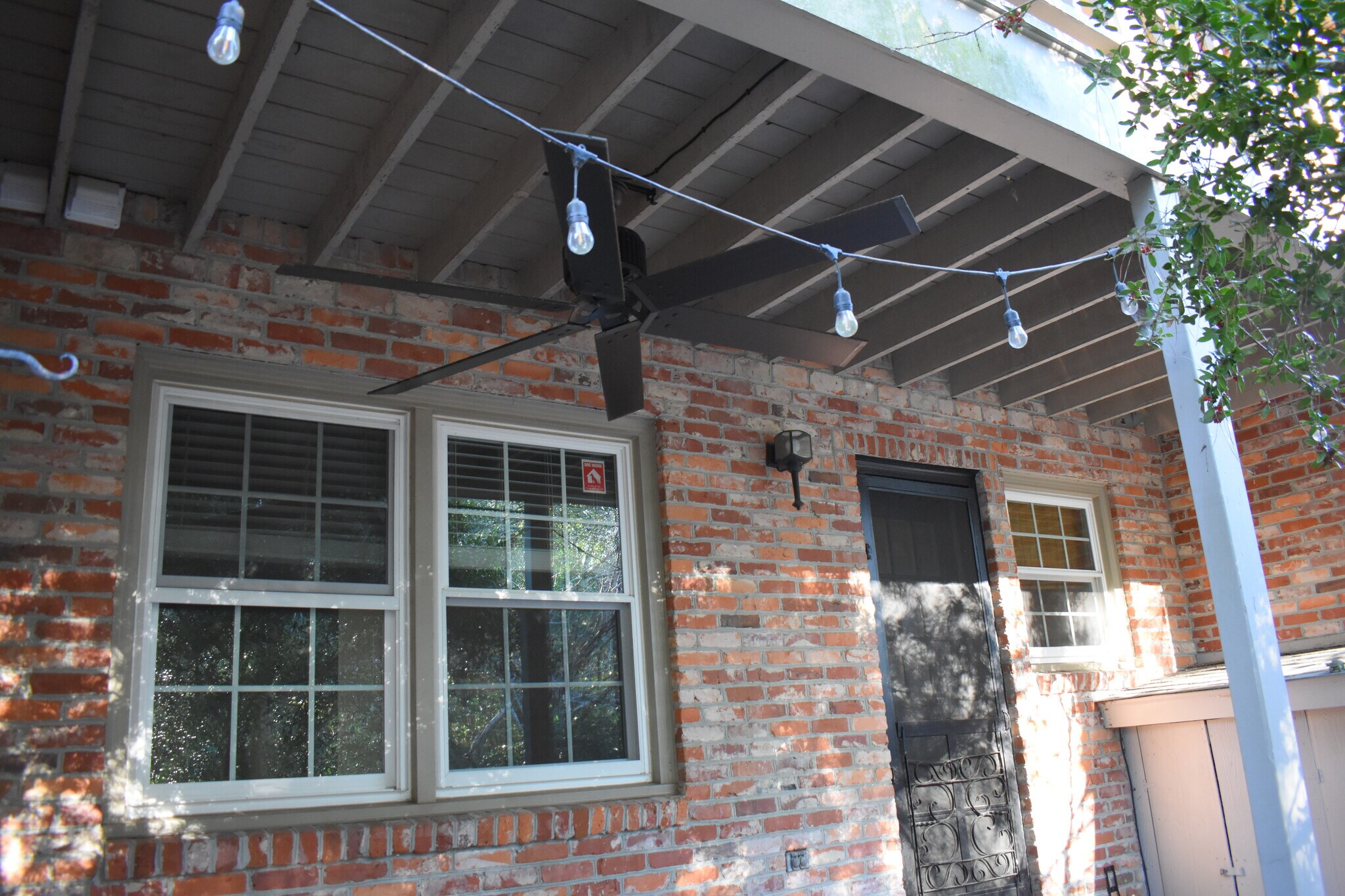 Building Photo - 2720 Oleander Dr