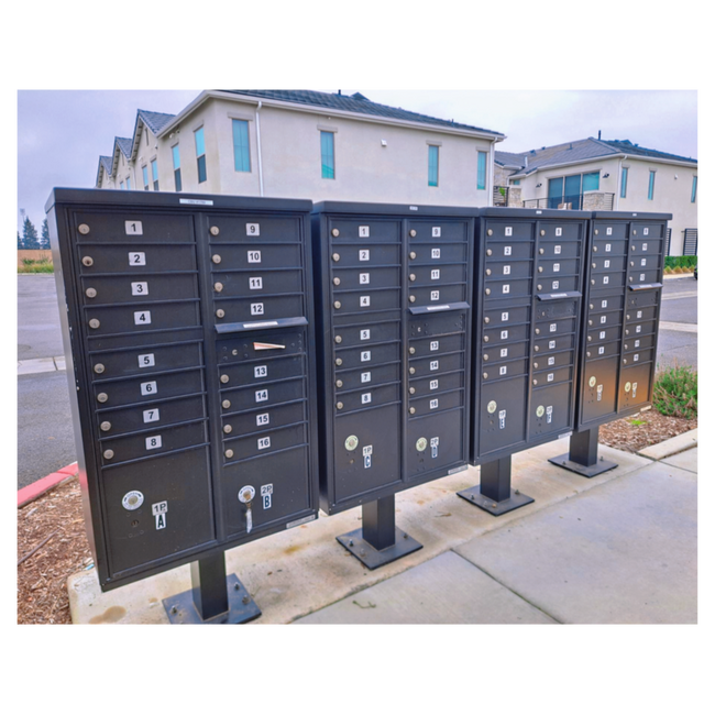 Building Photo - Fresno 3BR Pet-Friendly Townhouse with Community Amenities!