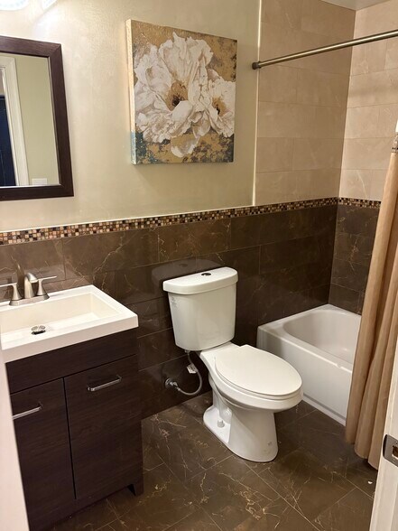 Master bathroom - 1624 N Felton St