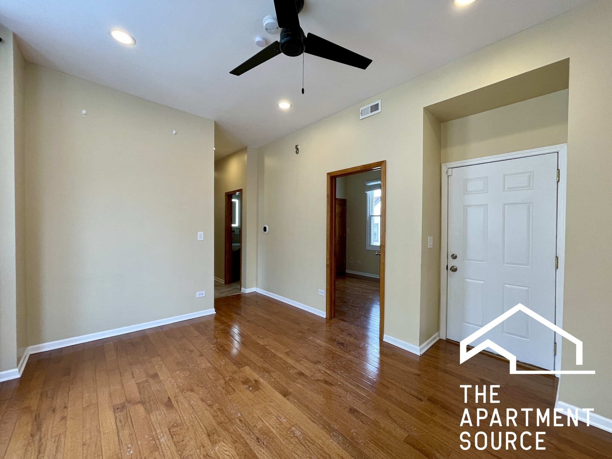 Building Photo - 2028 N Hamlin Ave