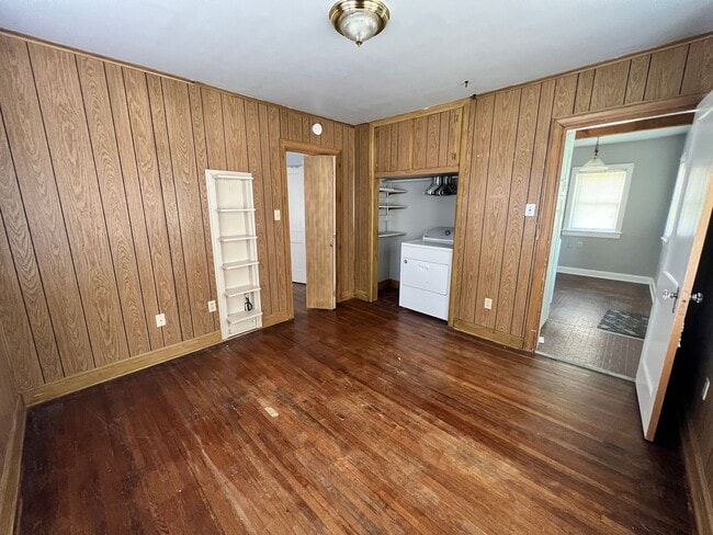 Building Photo - Nice 3 Bedroom 1 Bathroom Home With Detach...