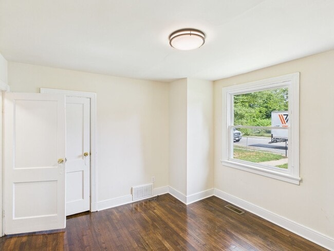 Building Photo - 3905 Larchmont Ln