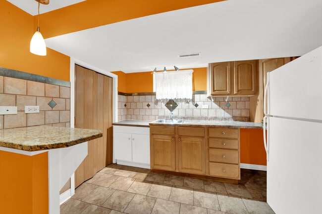 Building Photo - 5446 S Oak Park Ave
