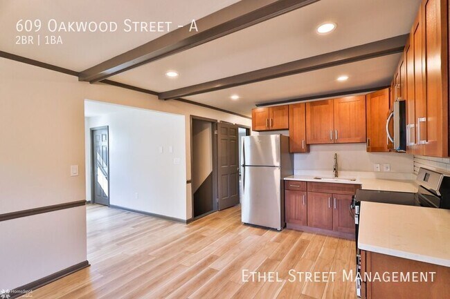 Building Photo - 609 Oakwood St