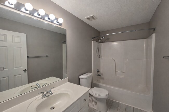 Building Photo - 3 Bed 2 Bath + Bonus Room