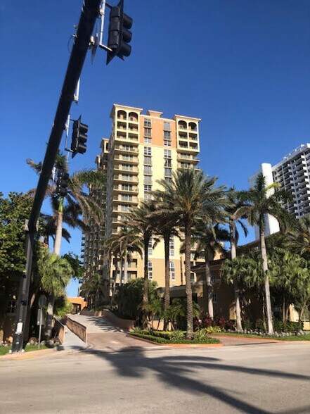 Building Photo - 3140 S Ocean Dr