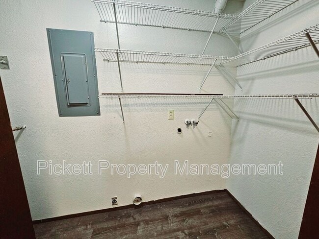 Building Photo - 4619 Beach Dr E