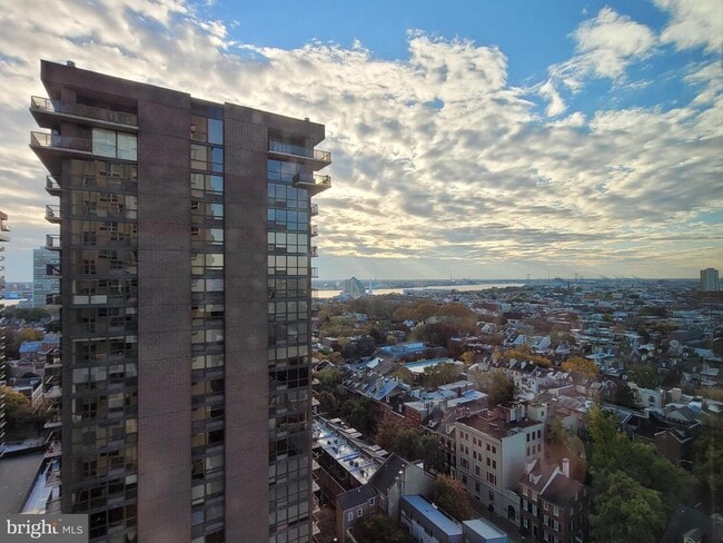 Building Photo - 604 S Washington Square