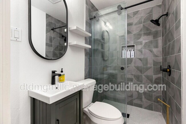 Building Photo - 110 E Craig Pl