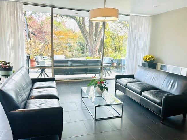 Building Photo - 1210 N Taft St