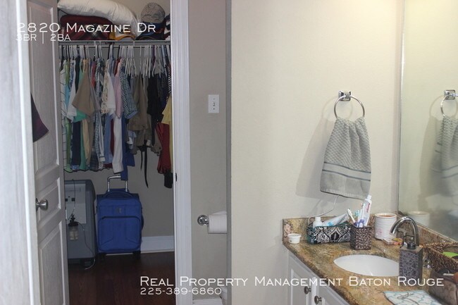 Building Photo - Beautiful Townhouse on Quiet Street