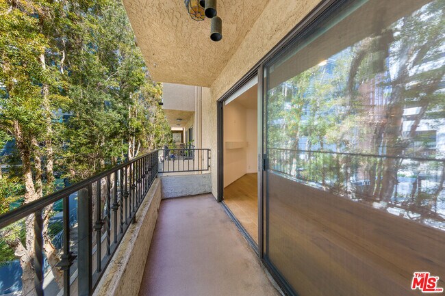 Building Photo - 1633 S Bentley Ave
