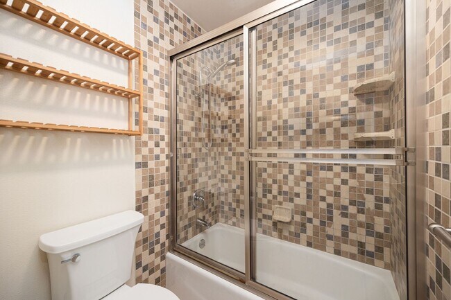 Building Photo - Beautiful large (914 sq feet) 1 bedroom no...