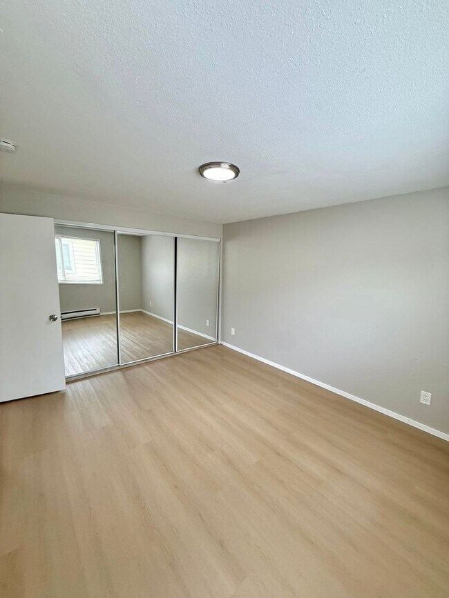 Building Photo - 4-Bedroom North Green Lake Townhouse-Style...