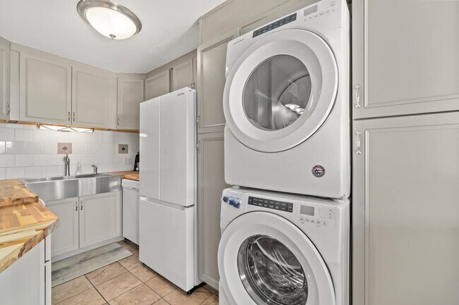 Building Photo - 8743 Thomas Dr