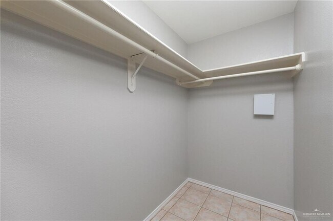 Building Photo - 17 Amando St