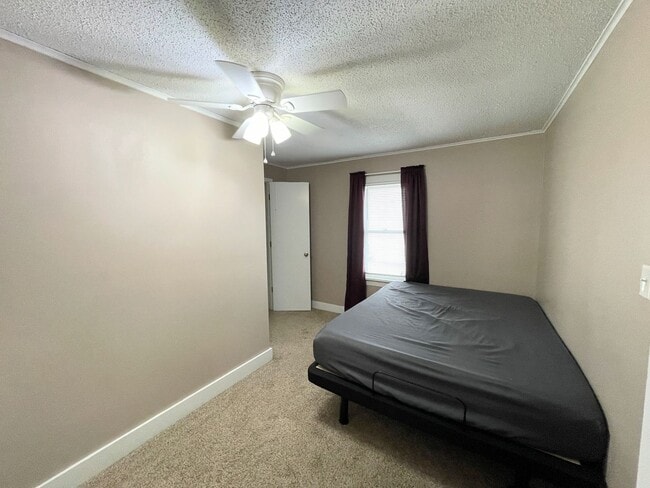 Building Photo - Cute 3 Bed 1 Bath McPherson Home in Good N...