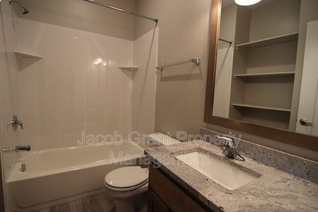 Building Photo - 650 Ruby Cir