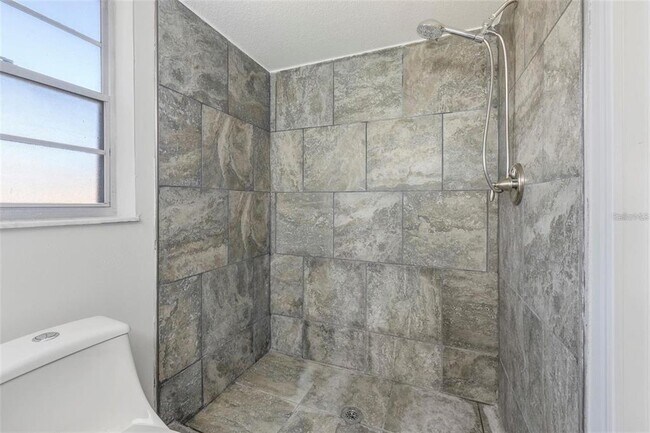 Building Photo - 39 Windtree Ln