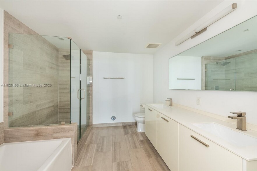 Building Photo - 475 Brickell Ave