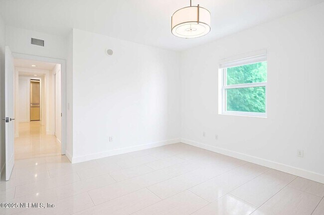 Building Photo - 14951 Royal Oaks Ln