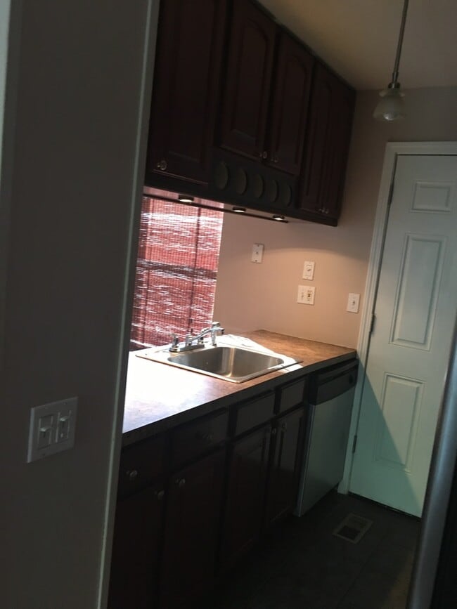 Building Photo - Wonderful 3BR/2BTH Soulard Townhouse