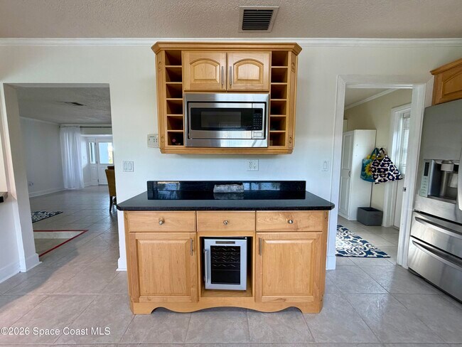 Building Photo - 190 Harwood Ave