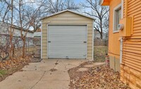 Building Photo - Beautiful, historic 3 Bed 2 Bath In quiet ...