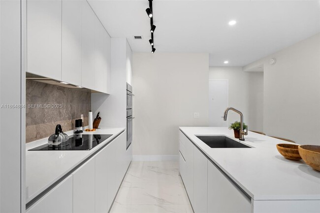 Building Photo - 700 NE 24th St