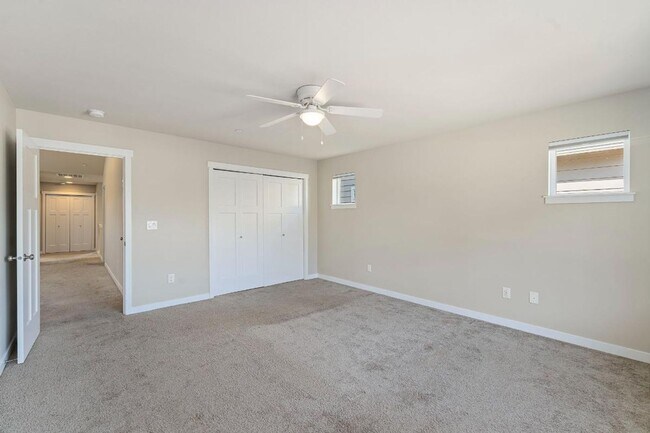 Building Photo - Beautiful Puyallup Corner Lot Home with Office, A/C, Formal Dining & Bonus Loft!